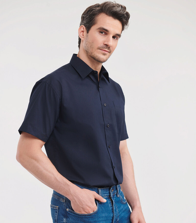 Russell_Mens-Short-Sleeve-Polycotton-Easy-Care-Poplin-Sh_935M_0R935M0FN_Model_side