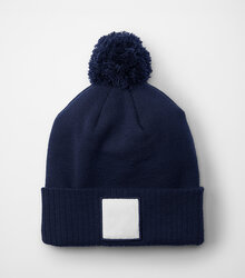 Beechfield_Applique-Patch-Pom-Beanie_B338R_oxford-navy_white_flat-shot