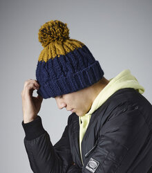 Beechfield_Apres-Beanie_B437_Oxford-Navy-Mustard-Lifestyle-1