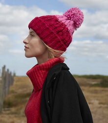 Beechfield_Apres-Beanie_B437_classic-red_true-pink_lifestyle_4184