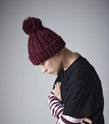 Beechfield_Cable-Knit-Melange-Beanie_B480_Burgundy-Lifestyle-1