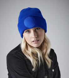 Beechfield_Circular-Patch-Beanie_B446_Bright-Royal-Lifestyle-1