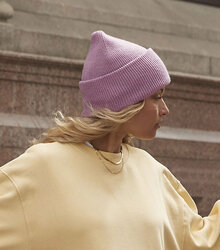 Beechfield_Classic-Engineered-Deep-Cuffed-Beanie_B385R_dusty-purple_lifestyle_0984