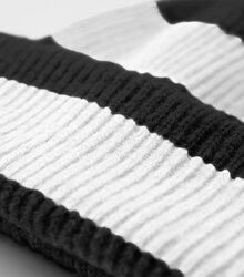 Beechfield_Colour-Block-Beanie_B391R_black_white_fabric-detail-02