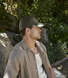 Beechfield_EarthAware-OrganicCotton-Stretch-Fit-Cap_B803_olive-green_lifestyle_2076