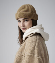 Beechfield_Harbour-Beanie_B383R_Biscuit-Lifestyle-3