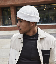 Beechfield_Harbour-Beanie_B383R_White-Lifestyle