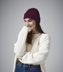 Beechfield_Organic-Cotton-Beanie_B50N_Burgundy-Lifestyle-3