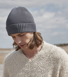 Beechfield_Organic-Cotton-Engineered-Patch-Beanie_B438N_graphite-grey_lifestyle_0709