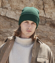 Beechfield_Polylana-Original-Cuffed-Beanie_B375R_bottle-green_lifestyle_1458