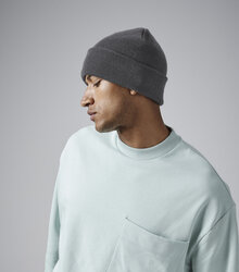 Beechfield_Recycled-Original-Cuffed-Beanie_B45R_Graphite-Grey-Lifestyle-3