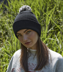 Beechfield_Recycled-Snowstar-Beanie_B450R_Black-White-Lifestyle