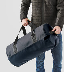 Stormtech_Narvik-Waterproof-Duffel-35L_FCX-2_lifestyle_4