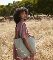 Westfordmill_Organic-Cotton-InCo.-Maxi-Bag-for-Life_W165_dusty-green_lifestyle_1361